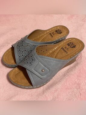 Women’s G.C. Shoes Floral Grey Tan Wedge Slide Sandals Size 6.5